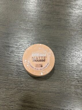 Maybelline Dream Matte Mousse Foundation - Light Beige 🌸 FIRM PRICE 🌸